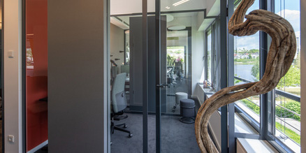 Reduktion in Form und Funktion - Showroom für Beck Objekteinrichtungen  