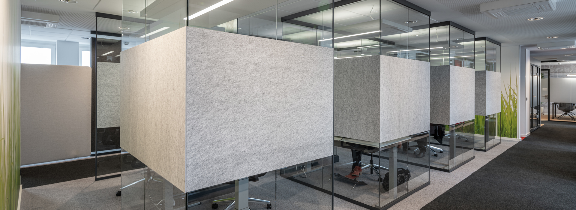 Moderne Open-Space-Arbeitswelt mit akustischen Ansprüchen
