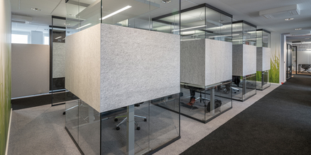 Moderne Open-Space-Arbeitswelt mit akustischen Ansprüchen 